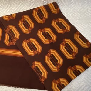 Foulard femme. Motifs géométrique orange marron